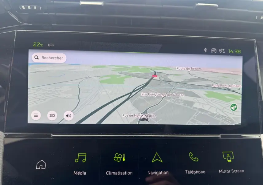 Écran tactile central du Peugeot 308 Hybrid 145 gris montrant la navigation GPS avec options multimédia et climatisation.