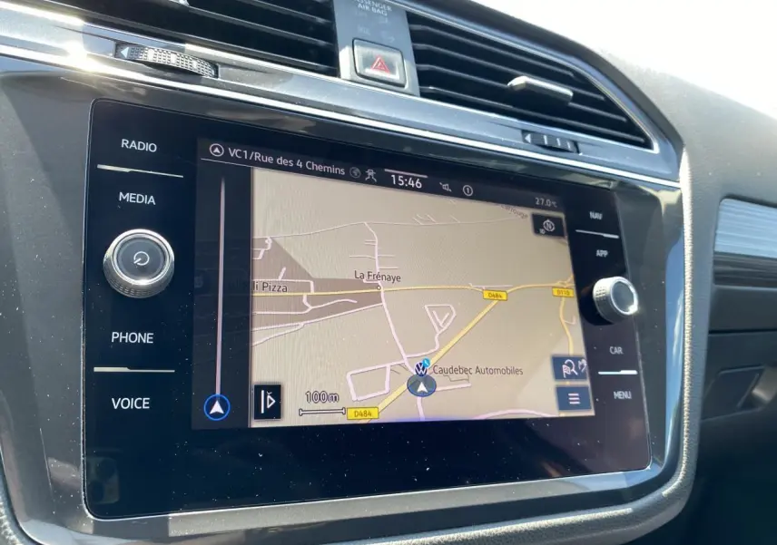 Écran multimédia tactile du Volkswagen Tiguan Allspace 2022 affichant la navigation GPS en intérieur.