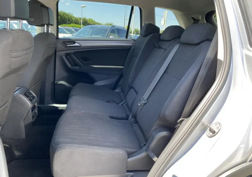 Vue intérieure côté droit des sièges arrière en tissu noir du Volkswagen Tiguan Allspace gris argent Pyrite métallisé.