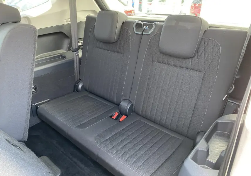 Banquette arrière en tissu noir du Volkswagen Tiguan Allspace 2022, vue côté droit avec ceinture de sécurité visible.