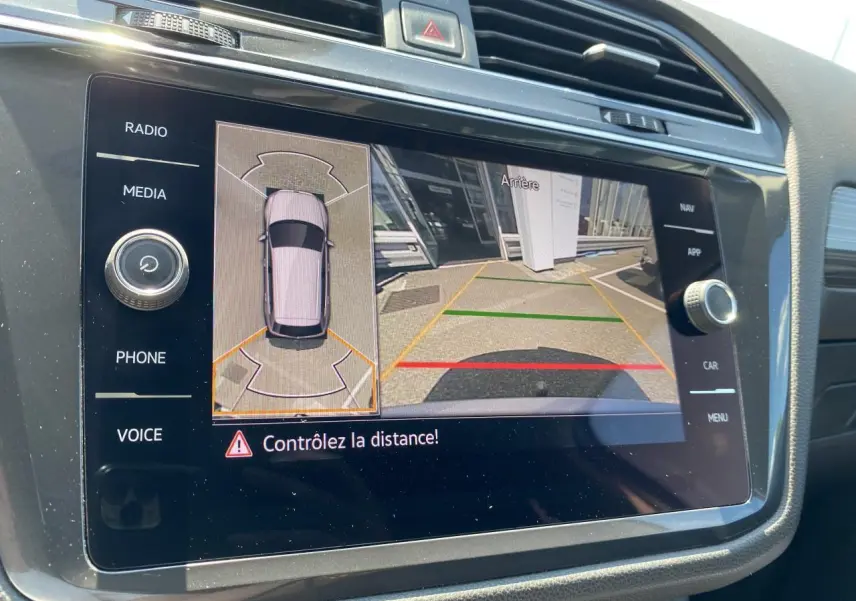 Écran multimédia du Volkswagen Tiguan Allspace gris argent montrant la vue 360° et caméra de recul