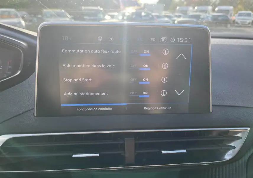 Écran tactile central du Peugeot 3008 2020 affichant les réglages d'aides à la conduite dans l'habitacle.