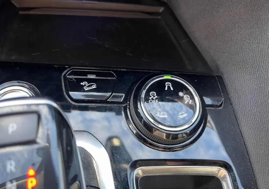 Gros plan sur la molette de sélection des modes de conduite du Peugeot 3008 bleu magnétique, finition Crossway.