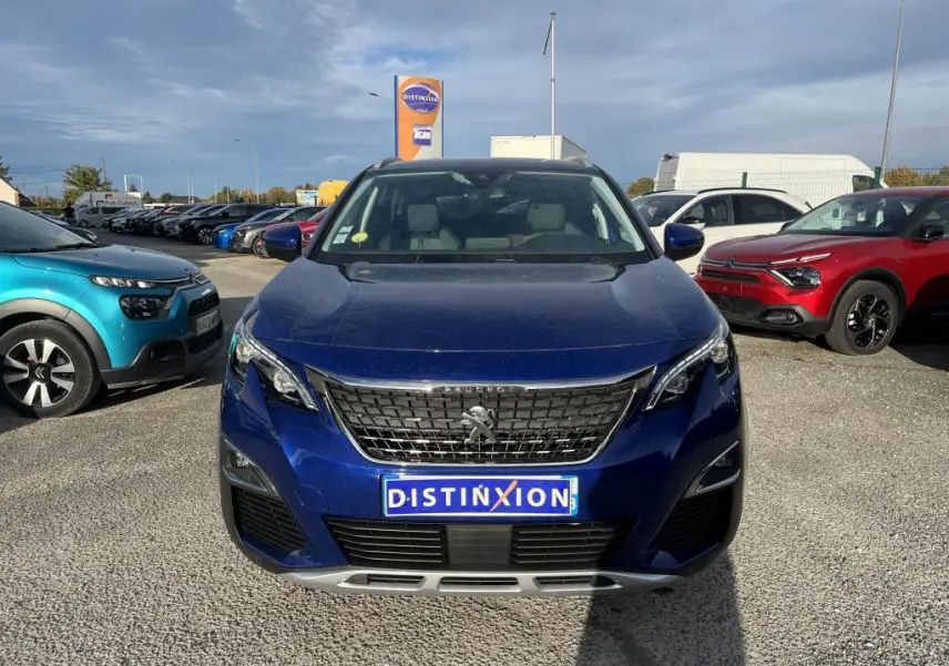 Vue frontale d'un Peugeot 3008 Crossway bleu magnétique avec calandre noire et plaque Distinxion visible.