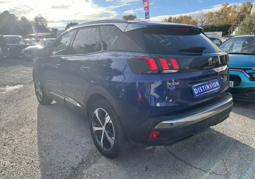 Peugeot 3008 bleu magnétique vue 3/4 arrière droit, avec feux arrière à griffes et vitres surteintées.