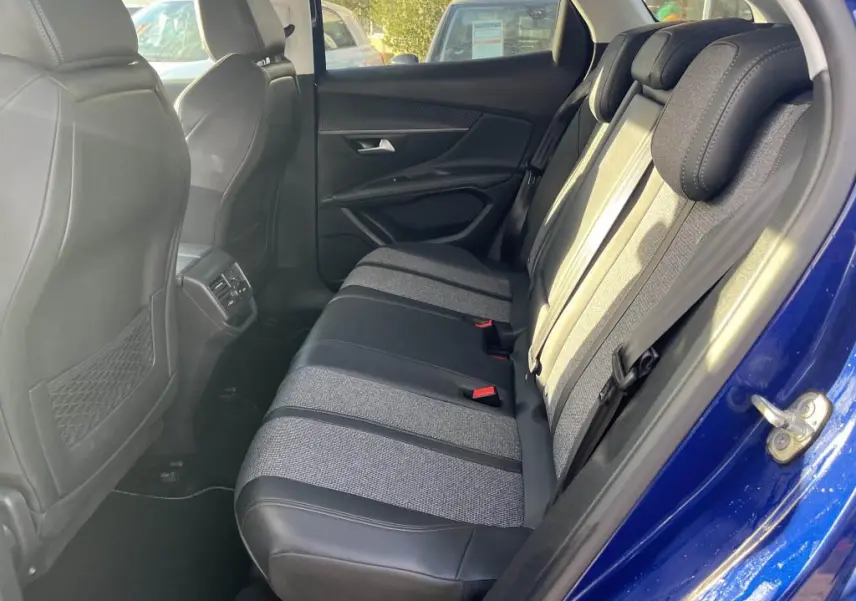 Vue côté droit de l'habitacle arrière du Peugeot 3008 bleu magnétique, avec sellerie TEP et Alcantara Crossway.