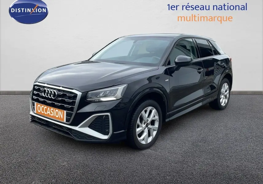 Audi Q2 noir mito metal vue 3/4 avant droit, mettant en valeur sa calandre S-Line et ses jantes argentées.