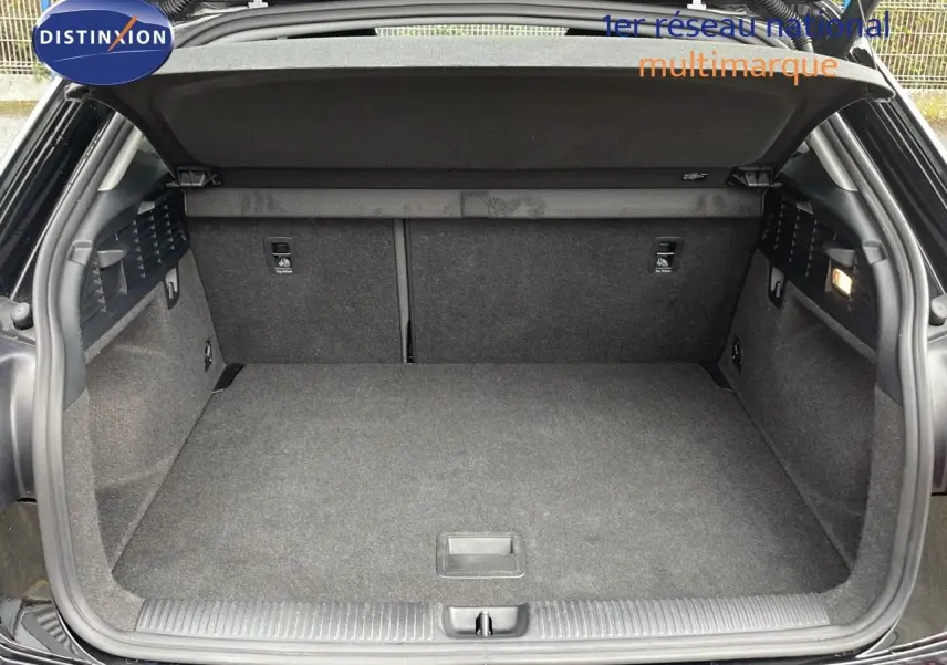 Coffre ouvert d'un Audi Q2 noir mito metal 2023, vue arrière montrant un espace de chargement propre et spacieux.