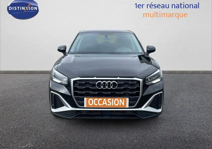 Vue frontale d'un Audi Q2 noir mito metal 2023 avec calandre hexagonale et phares LED distinctifs.