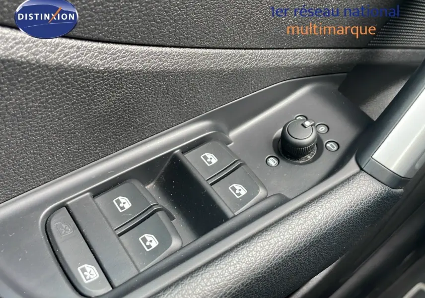 Gros plan sur les commandes des vitres et rétroviseurs côté conducteur d'une Audi Q2 noire Mito Metal 2023.