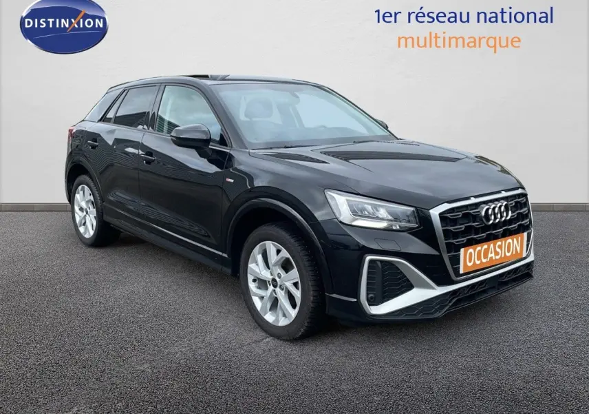 Audi Q2 noir mito metal en 3/4 avant droit, mettant en valeur sa calandre distinctive et ses jantes argentées.