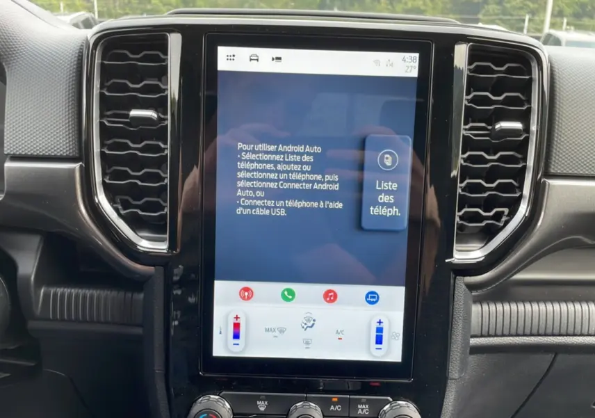 Vue frontale du tableau de bord du Ford Ranger 2025 avec écran tactile central affichant Android Auto et aérateurs noirs.