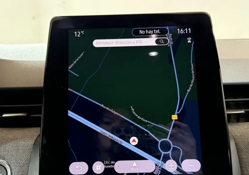 Écran tactile central de navigation 7 pouces affichant une carte dans l’habitacle d’une Renault Clio rouge 2024.