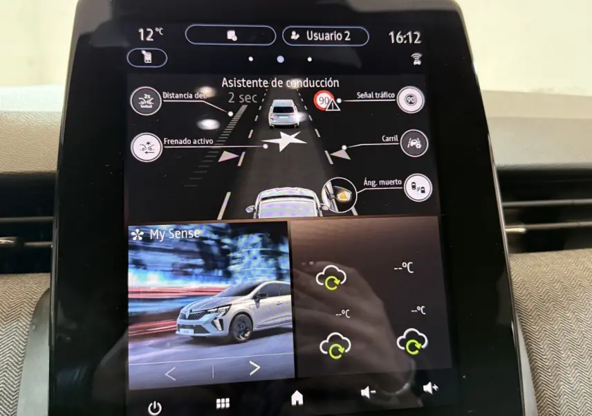 Écran tactile central affichant l'assistance à la conduite et une image de Renault Clio rouge en mouvement.