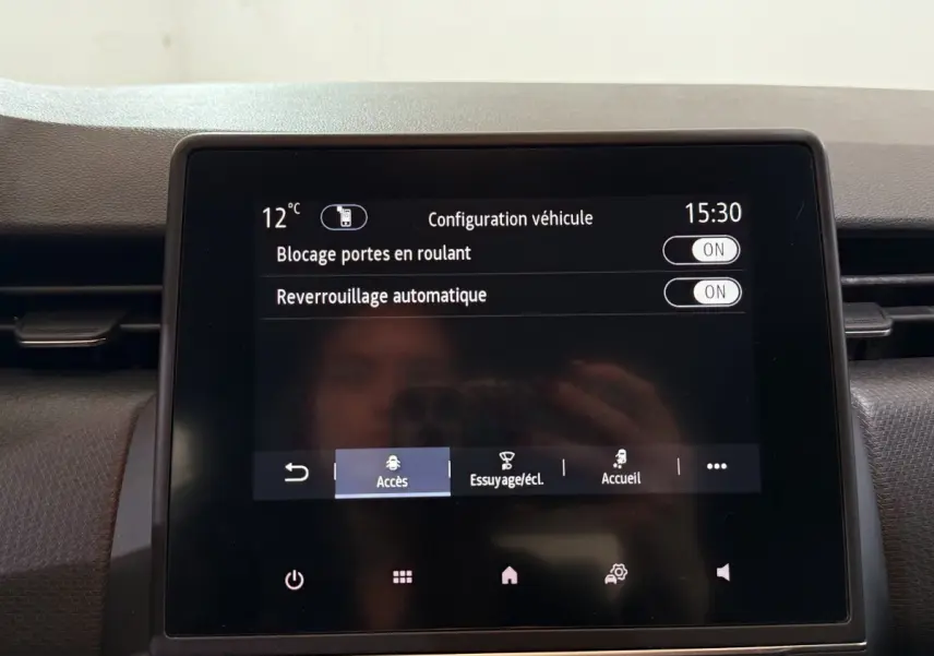 Écran tactile central de la Renault Clio Business blanc 2021 affichant les réglages de configuration véhicule.