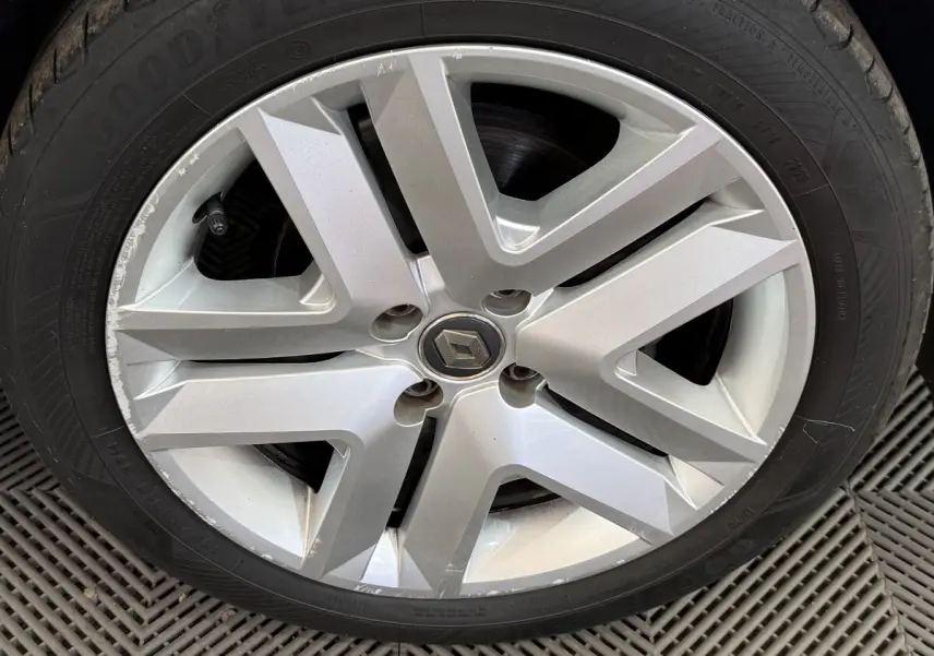 Gros plan sur la jante alliage argentée avec logo Renault au centre, montée sur pneu Goodyear.
