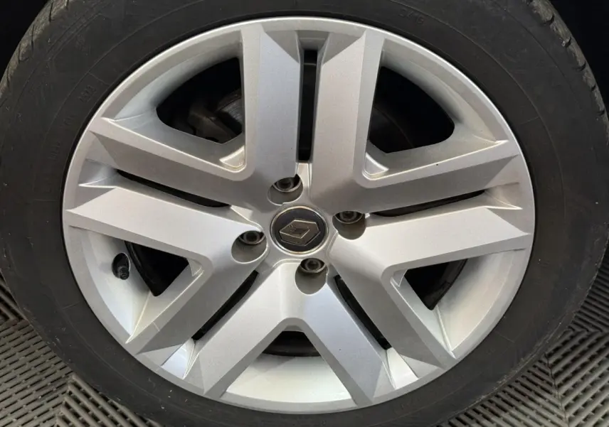 Gros plan sur la roue avant avec jante argentée au design moderne et logo Renault central visible.