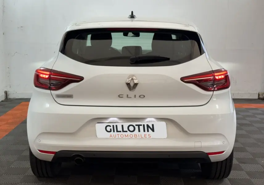 Vue arrière d'une Renault Clio Business blanche 2021 avec feux LED allumés et plaque d'immatriculation GILLOTIN.