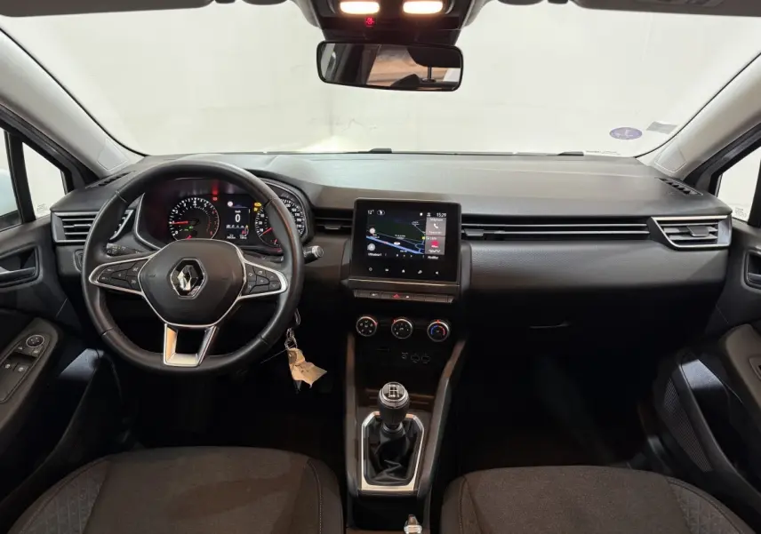 Vue intérieure avant de la Renault Clio Business blanche 2021, tableau de bord avec écran tactile et volant multifonctions cuir synthétique.