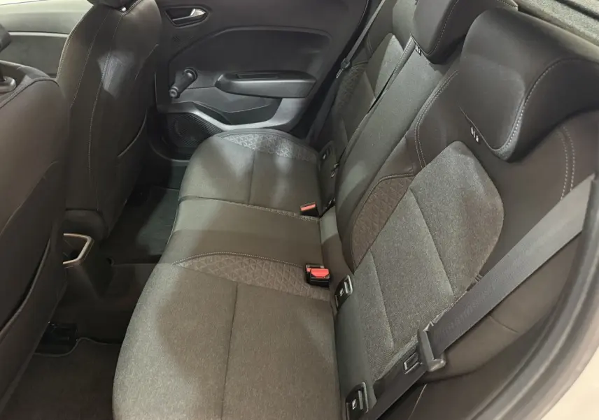 Vue intérieure côté droit des sièges arrière gris foncé de la Renault Clio Business 2021 avec ceinture de sécurité visible.