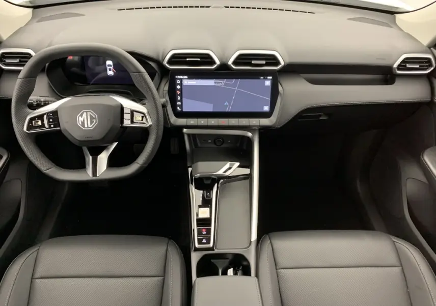Vue intérieure frontale du tableau de bord noir du MG ZS 1.5 L Hybrid+ avec écran tactile central et volant multifonction.