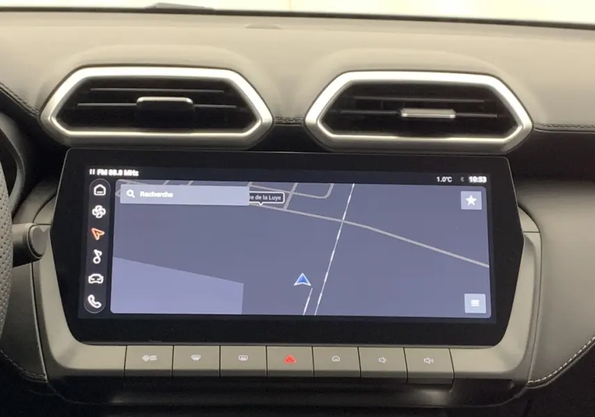 Vue rapprochée de l'écran tactile 12,3'' du tableau de bord noir du MG ZS 1.5 L Hybrid+ 197 ch Luxury.