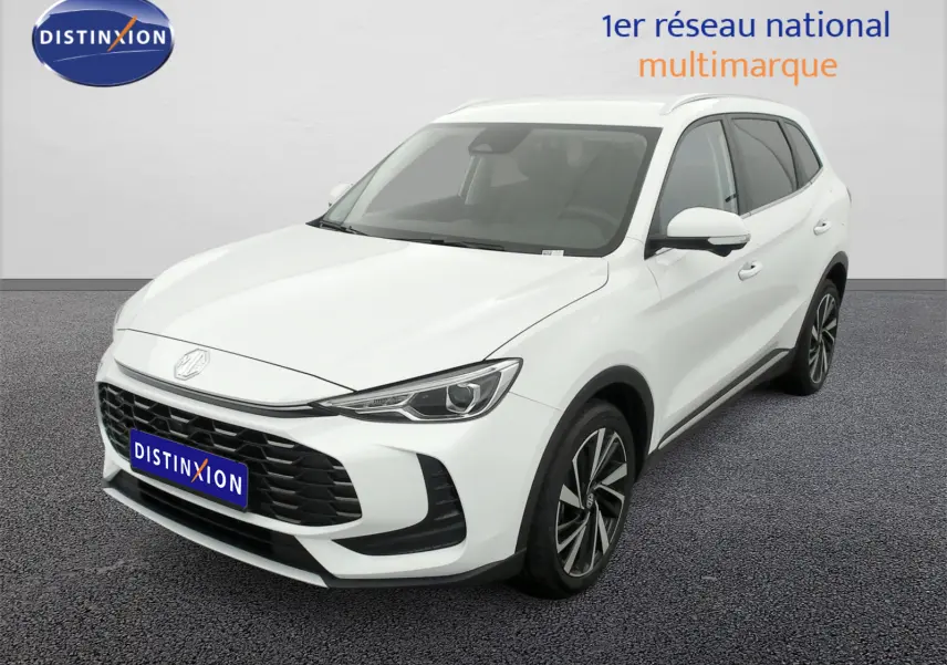 Vue 3/4 avant d'un SUV MG ZS 1.5L Hybrid+ blanc Dover avec jantes alliage 18 pouces et calandre noire.