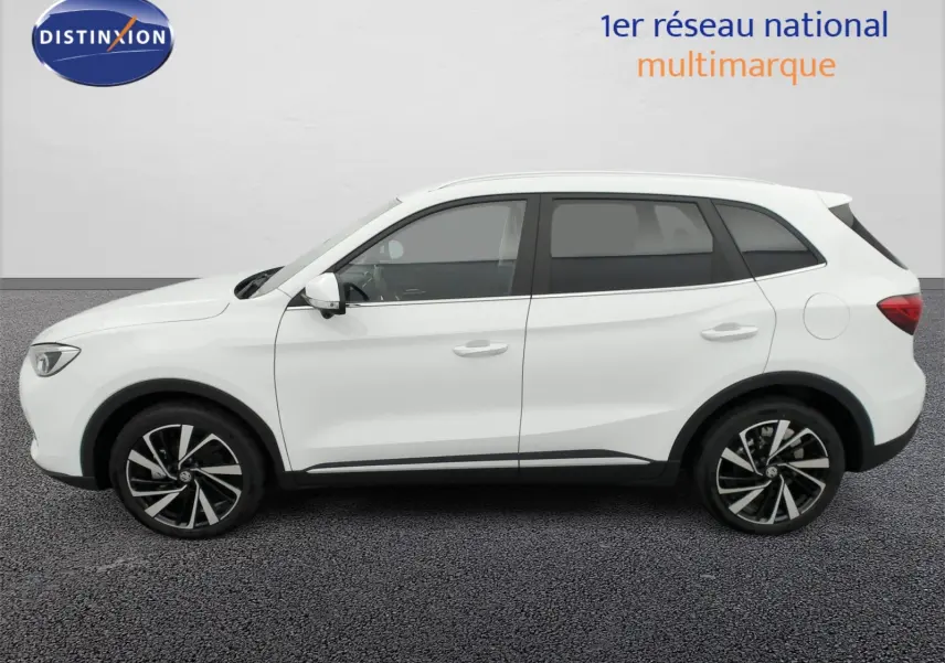 Profil côté gauche du MG ZS Dover White 2026 avec jantes alliage 18 pouces et vitres surteintées.