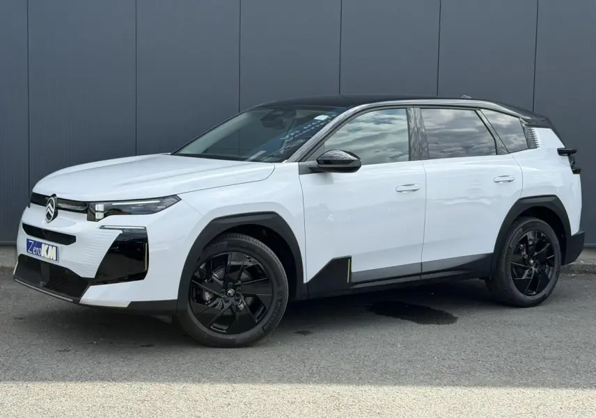 Citroën C5 Aircross blanc Okenite avec toit noir, vue 3/4 avant droit, jantes alliage noires et détails noirs contrastants.