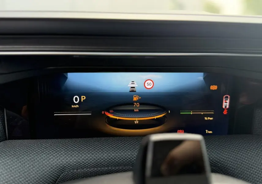 Tableau de bord numérique du Citroën C5 Aircross hybride 2026, affichage vitesse, autonomie et alertes en vue frontale.