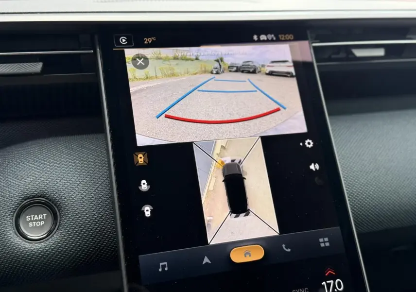 Écran tactile central du Citroën C5 Aircross 2026 montrant la caméra 360° et l’aide au stationnement en vue intérieure.