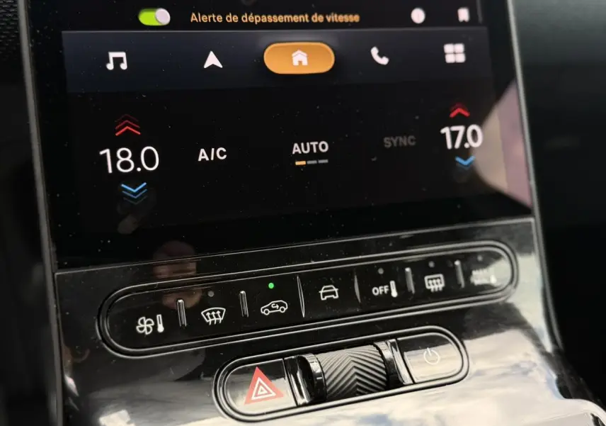Gros plan sur la console centrale tactile et les commandes climatisation du Citroën C5 Aircross hybride 2026.