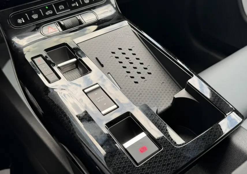 Vue rapprochée de la console centrale noire brillante avec sélecteur de mode de conduite et frein à main électrique du Citroën C5 Aircross.