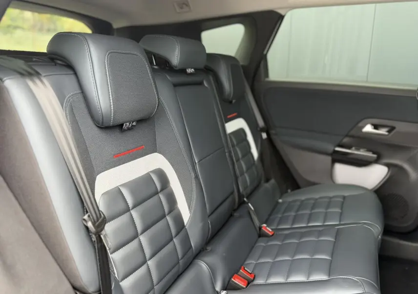 Vue intérieure côté droit des sièges arrière en cuir et tissu noir avec surpiqûres blanches du Citroën C5 Aircross 2026.