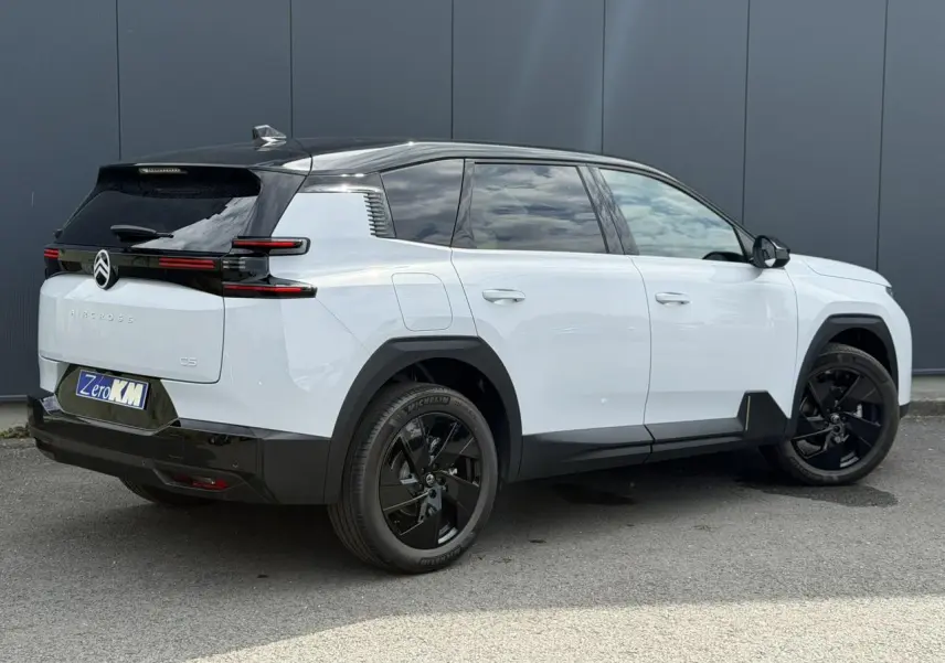 Vue 3/4 arrière droite du Citroën C5 Aircross blanc Okenite avec toit noir et jantes alliage noires.