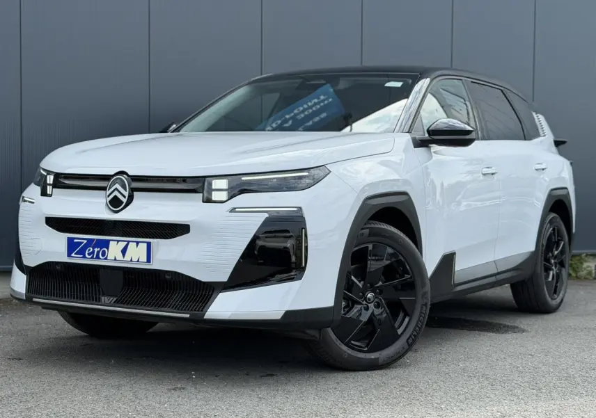 Citroën C5 Aircross blanc Okenite avec toit noir, vue 3/4 avant mettant en valeur ses optiques LED et jantes noires.