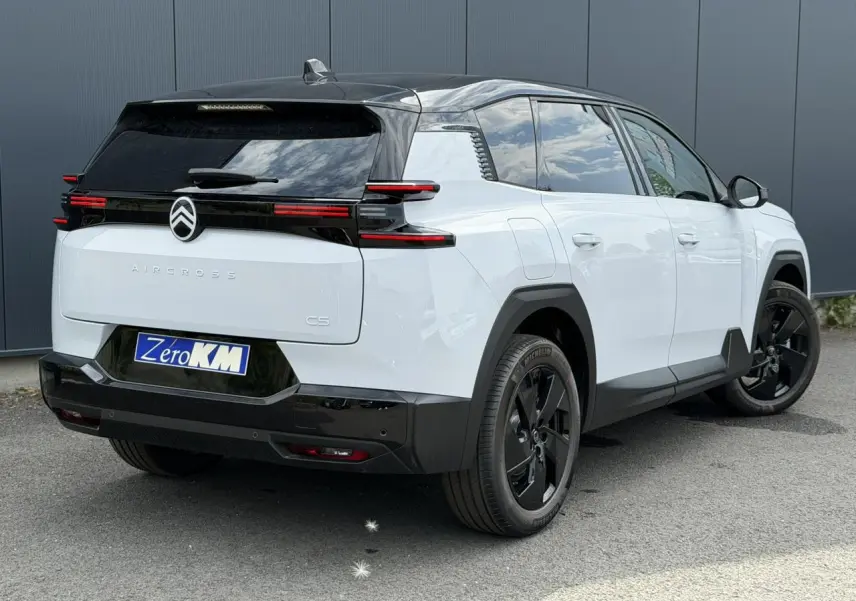 Vue 3/4 arrière droite du Citroën C5 Aircross blanc Okenite avec toit noir et jantes alliage noires.