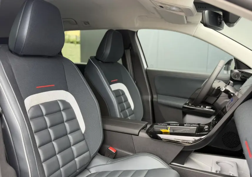 Vue intérieure côté conducteur du Citroën C5 Aircross 2026, sièges noirs avec inserts gris et détails rouges.