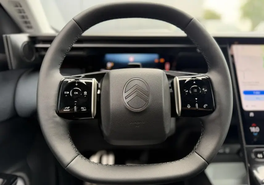 Volant multifonctions noir mat de Citroën C5 Aircross 2026 vu de face avec commandes tactiles intégrées.