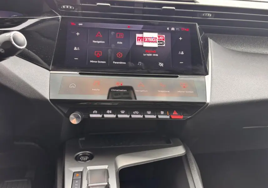 Vue intérieure du tableau de bord et console centrale de la Peugeot 308 Hybrid gris, avec écran tactile et commandes tactiles.