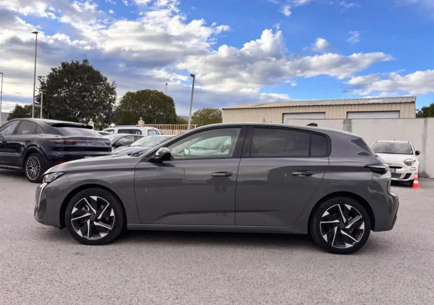 Peugeot 308 Hybrid gris vue de profil côté gauche, avec jantes alliage 17 pouces et vitres teintées.
