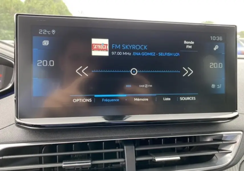 Écran tactile central du Peugeot 3008 noir Perla Nera 2021 affichant la radio FM Skyrock à 97 MHz.