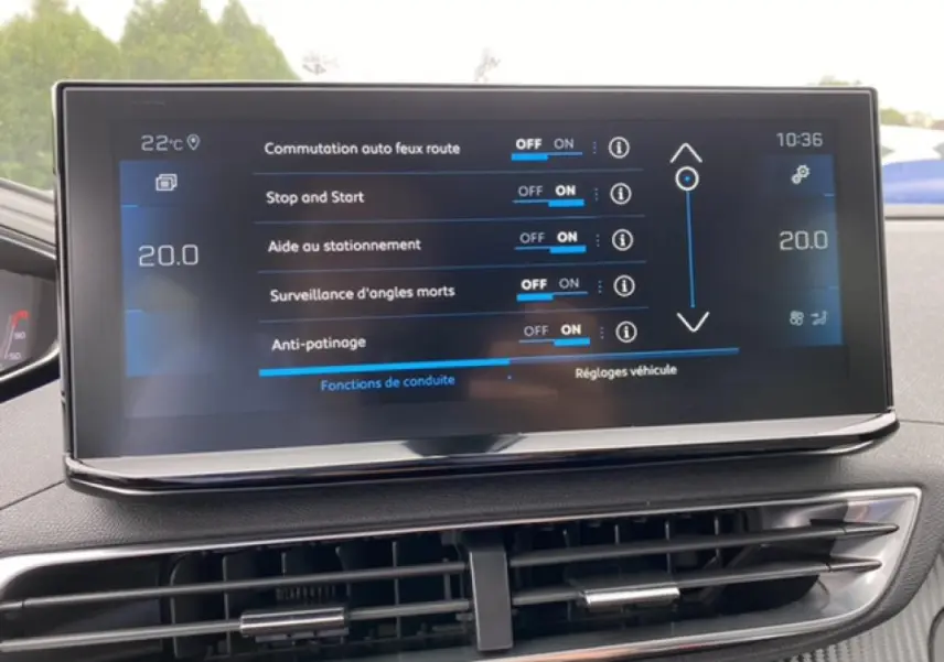 Écran tactile central du Peugeot 3008 noir Perla Nera 2021 affichant les réglages d'aides à la conduite.