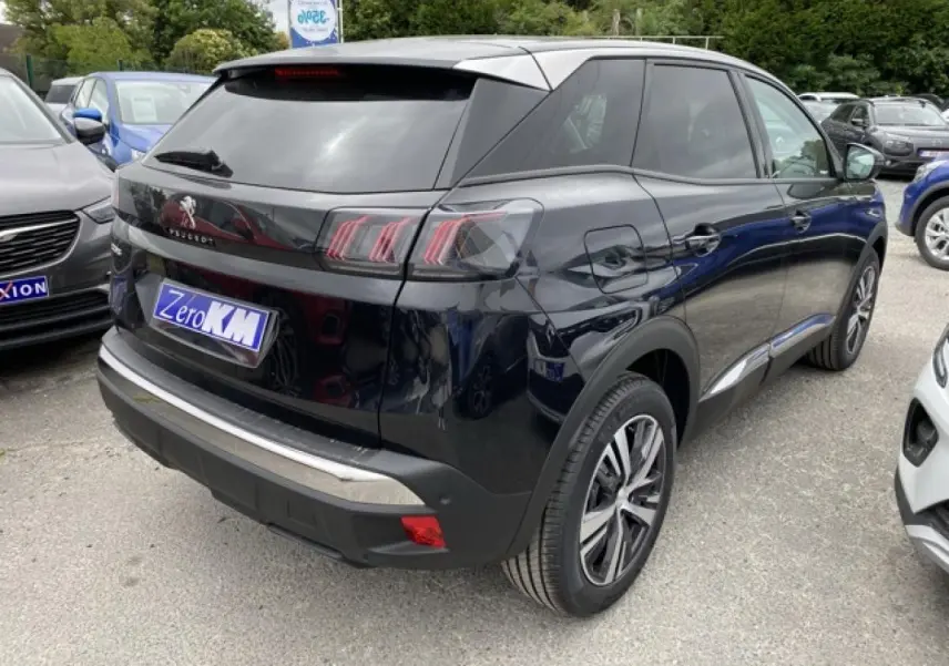 Vue 3/4 arrière droite d'un Peugeot 3008 noir Perla Nera 2021 avec feux arrière à griffes et jantes alliage.
