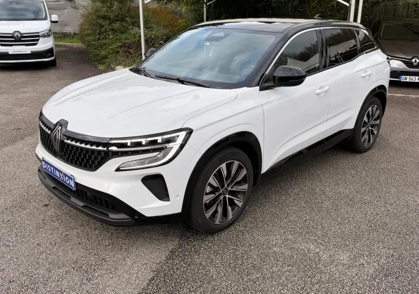 Renault Austral E-Tech 200 hybride blanc nacré avec toit noir, vue 3/4 avant droit, jantes alliage et calandre noire.