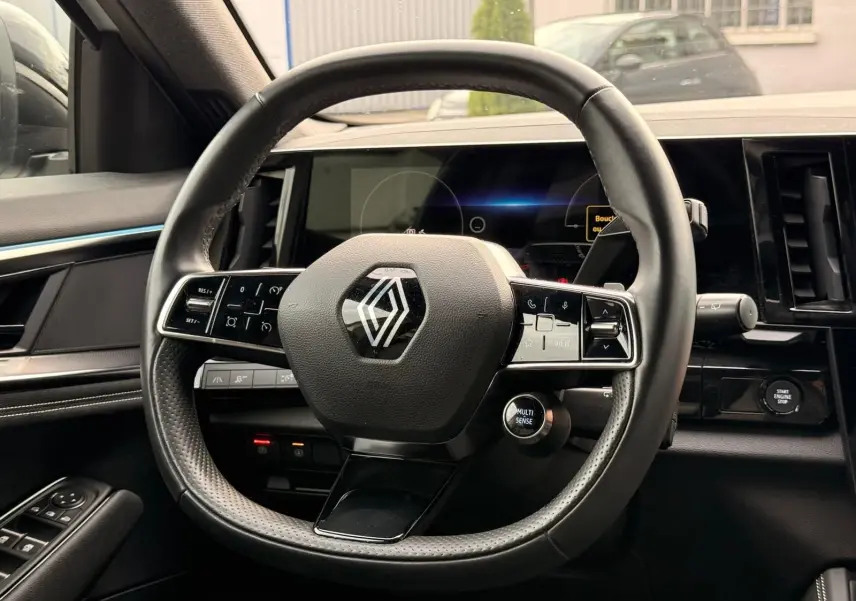 Volant en cuir noir de Renault Austral E-Tech 200 hybride 2023, avec commandes intégrées et tableau de bord numérique.