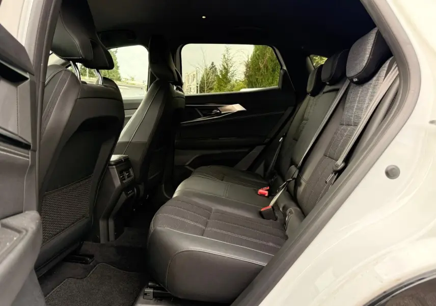 Vue intérieure côté droit des sièges arrière en tissu noir du Renault Austral E-Tech 200 hybride blanc nacré.