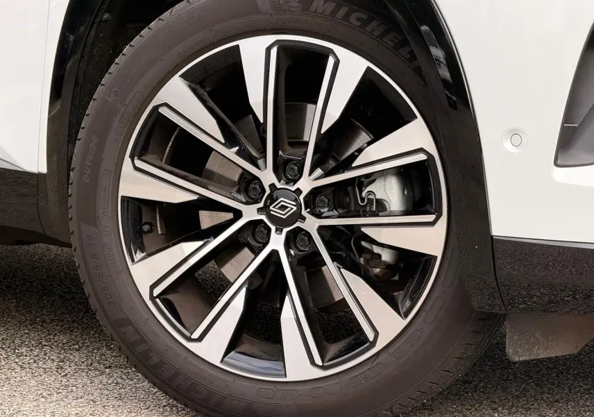 Gros plan sur la jante alliage bicolore du Renault Austral E-Tech 200 blanc nacré avec toit noir.