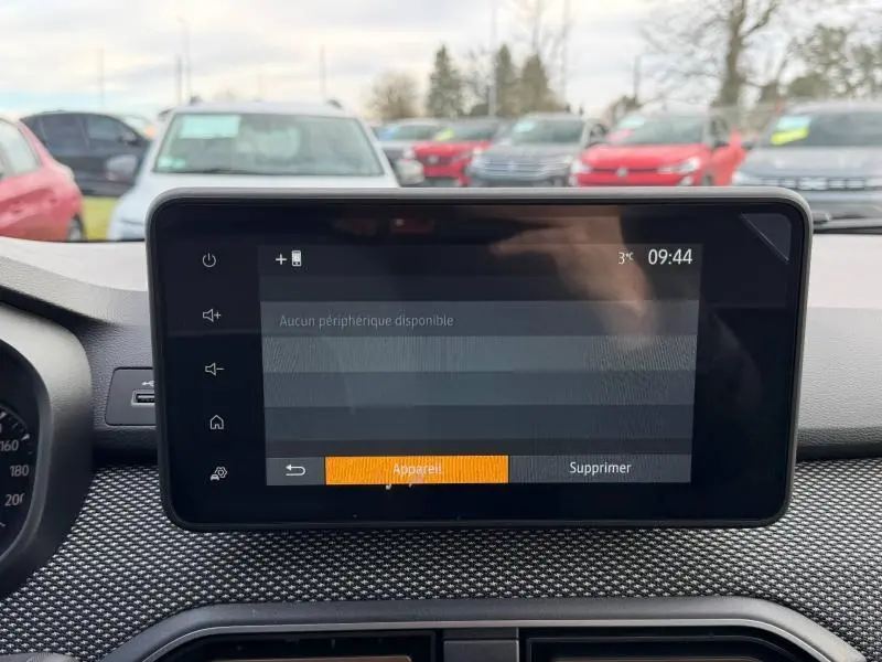 Écran tactile central du tableau de bord de la Dacia Sandero 2025 blanc Glacier, affichant les options de connexion Bluetooth.