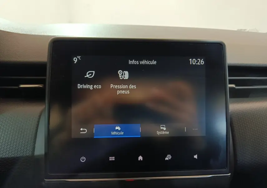 Écran tactile central de la Renault Clio gris clair 2023 affichant les infos véhicule, vue de face rapprochée.